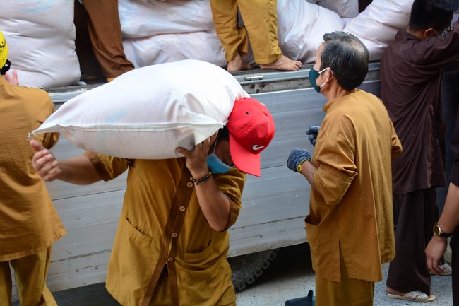 Continuing to support people in need in the Covid-19 pandemic of Hoang Phap Pagoda (series 2)